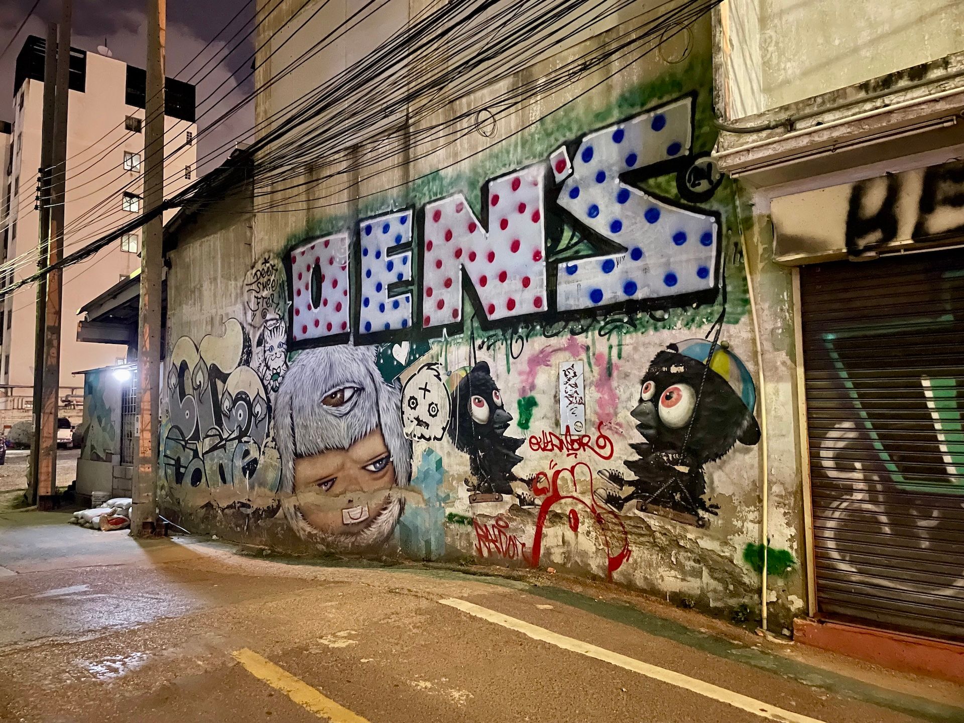 曼谷是一个繁华与落后的混合体，繁华的几公里外是这样的街道